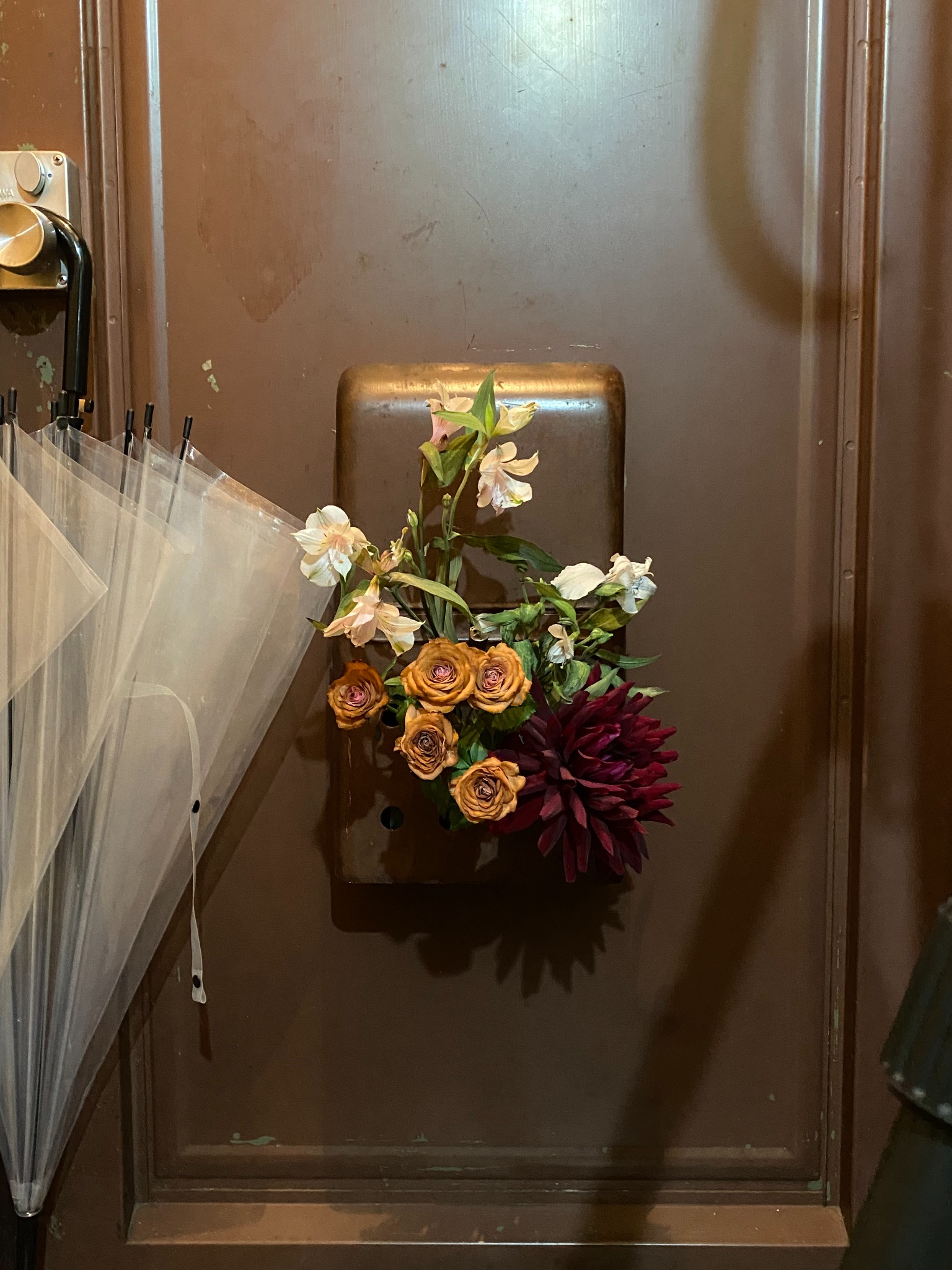 ブラウンの壁面に飾られたFLOWER WORKSの装花