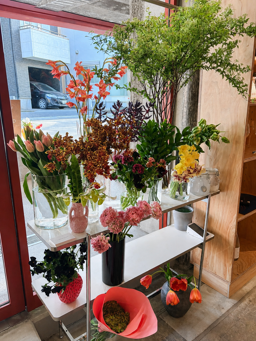 季節の花が並ぶFLOWER WORKSの店内